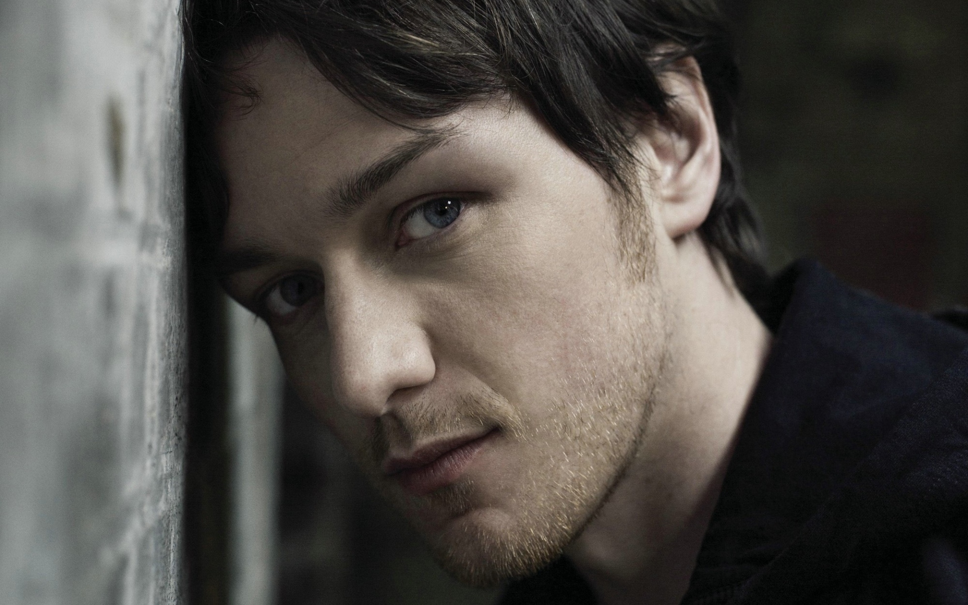 Картинки Актер, james mcavoy, портрет, лицо, глаза, волосы, стена фото и обои на рабочий стол