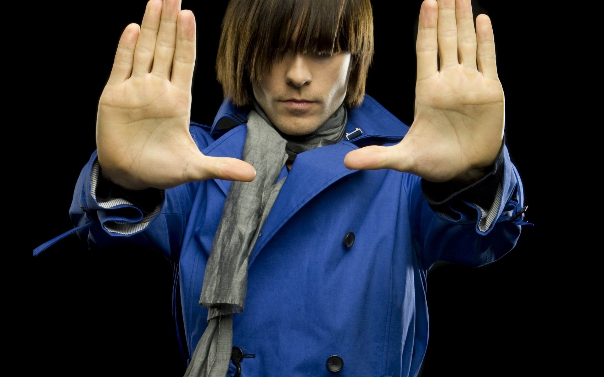 Картинки Jared leto, стиль, руки, серый, шарф, синее пальто, разрез фото и обои на рабочий стол
