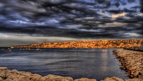 Камни, пирс, море, облака, небо