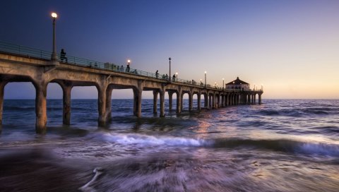 Море, пирс, фонари, люди, волны