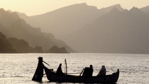 Азия, горы, туман, вода, озеро, лодка, люди