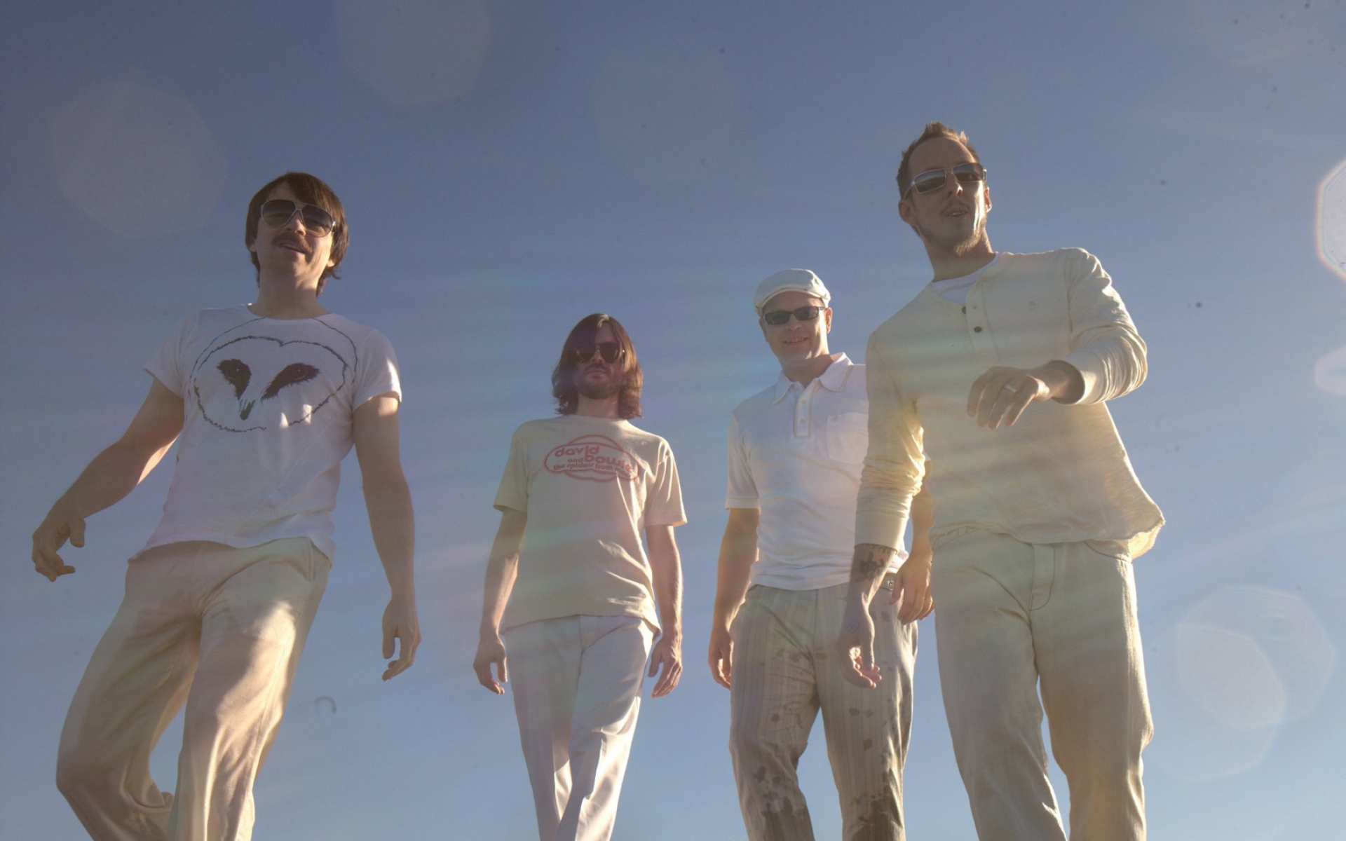Картинки Weezer, солнечный свет, небо, футболки, очки фото и обои на рабочий стол