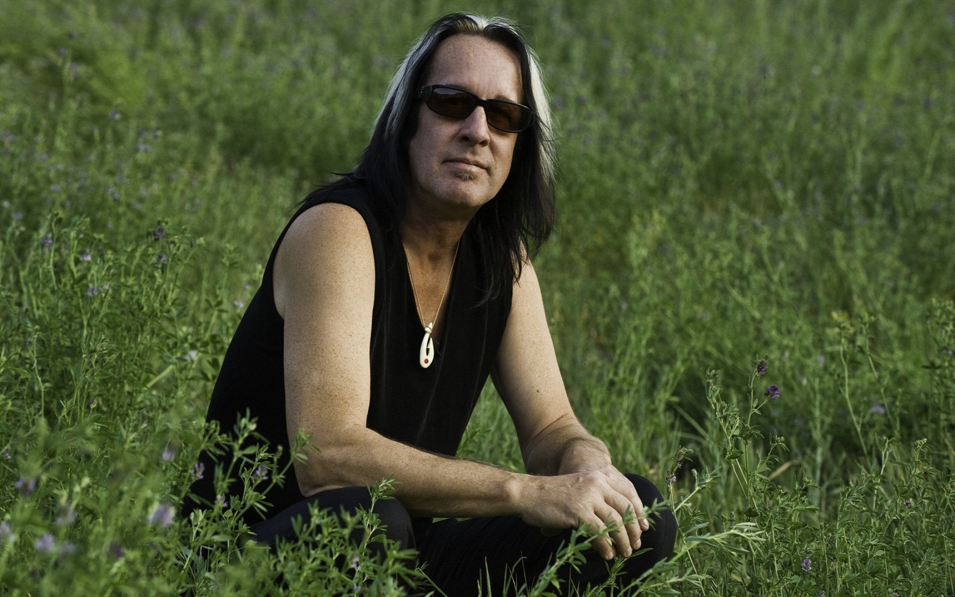 Картинки Todd rundgren, трава, очки, стрижка, открытый фото и обои на рабочий стол