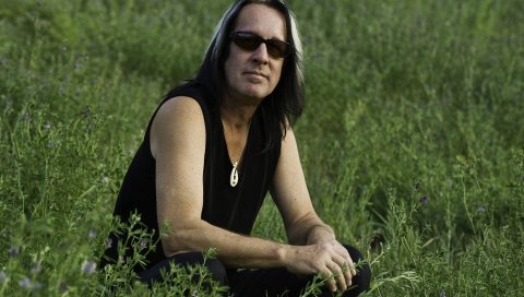 Todd rundgren, трава, очки, стрижка, открытый