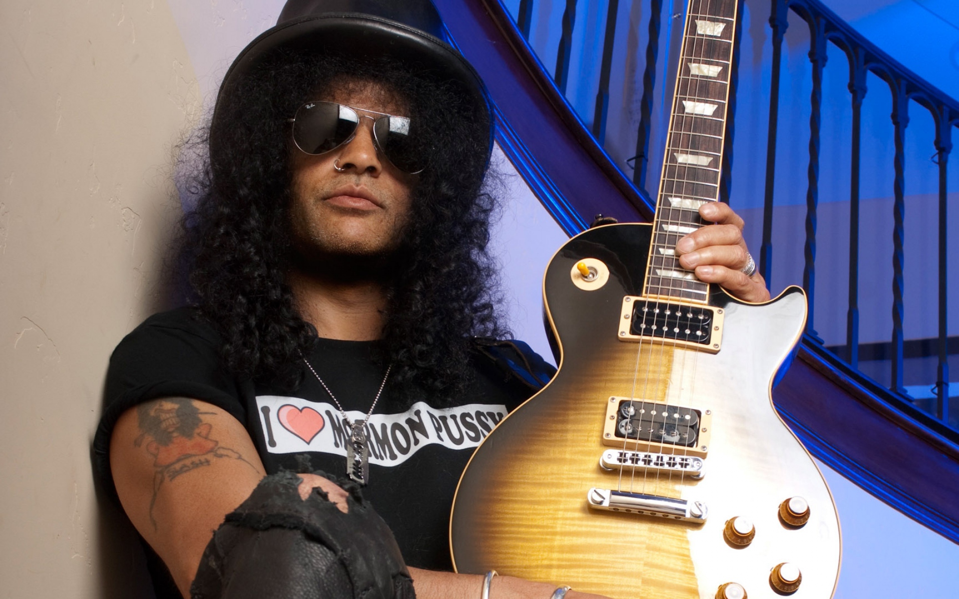 Картинки Слэш, гитара, очки, лестницы, тату фото и обои на рабочий стол