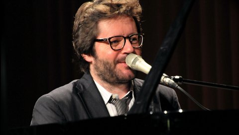 Grzegorz turnau, костюм, очки, фортепиано, микрофон