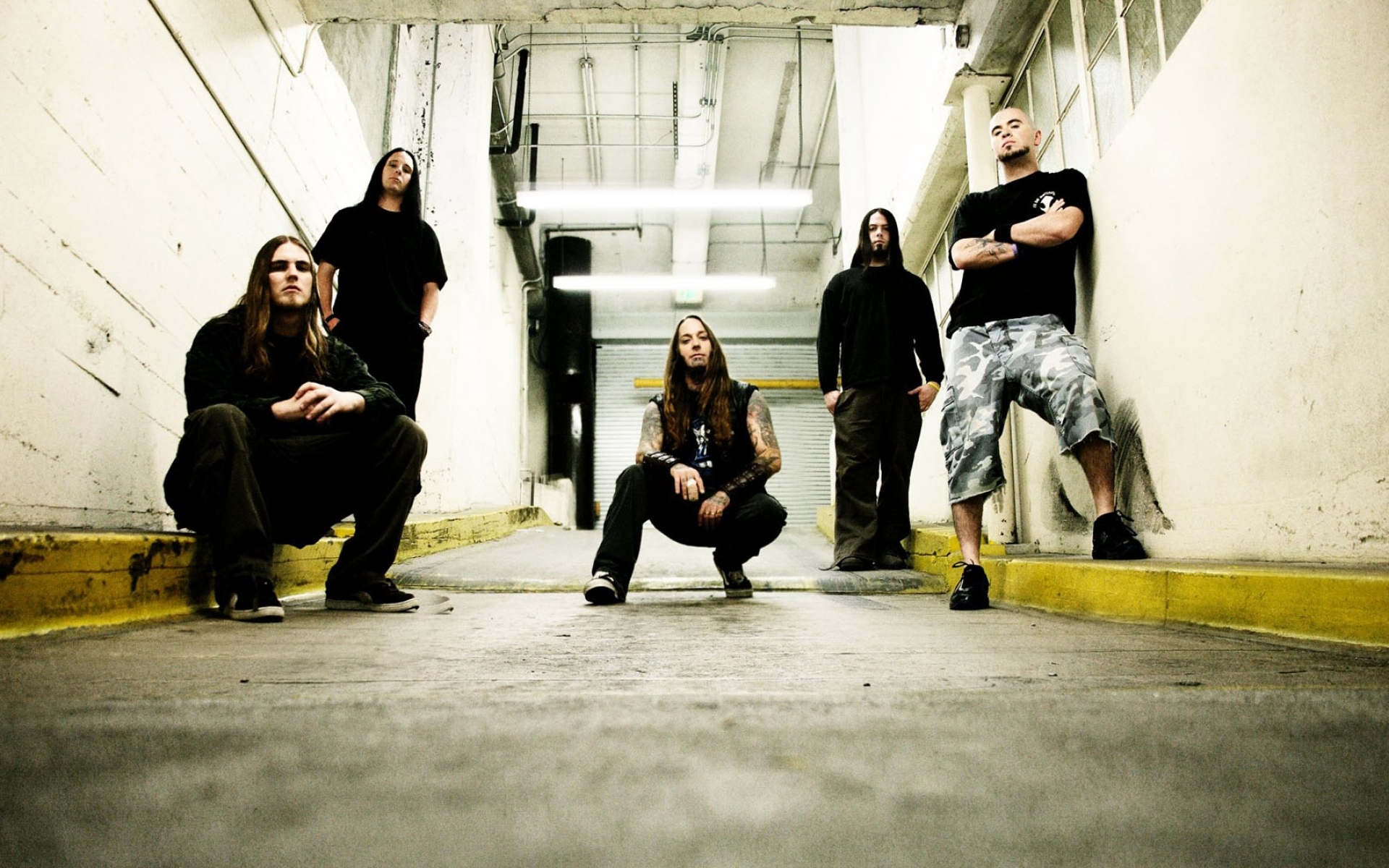 Картинки Devildriver, татуировка, парковка, дом, шорты фото и обои на рабочий стол