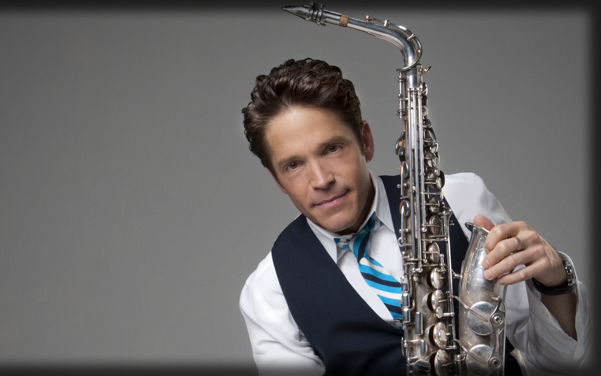 Мировые исполнители музыки. Dave Koz. Дэйв коз саксофон. Dave Koz картина. Исполнители с различными музыкальными инструментами.