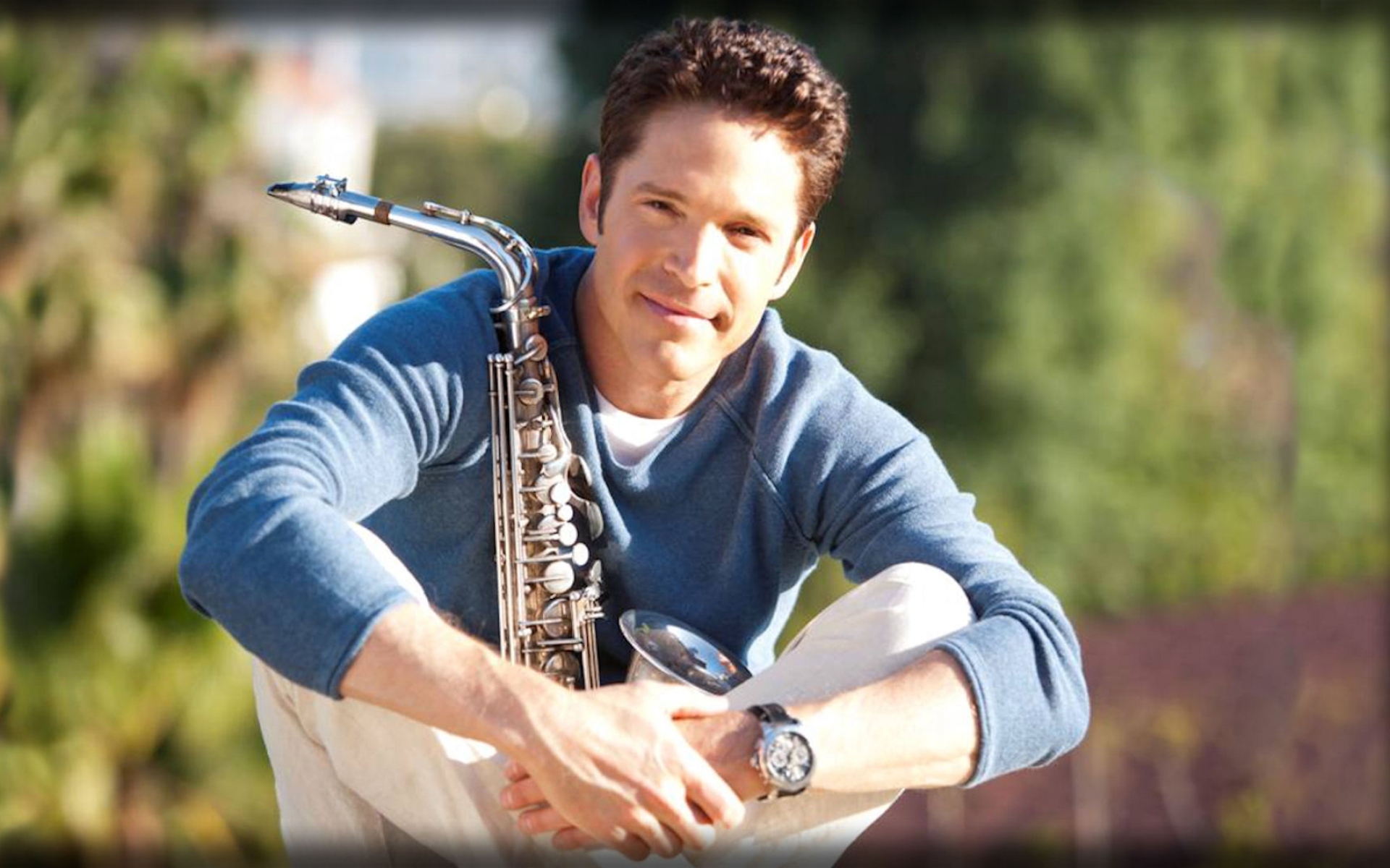 Картинки Dave koz, саксофон, солнечный свет, наручные часы фото и обои на рабочий стол