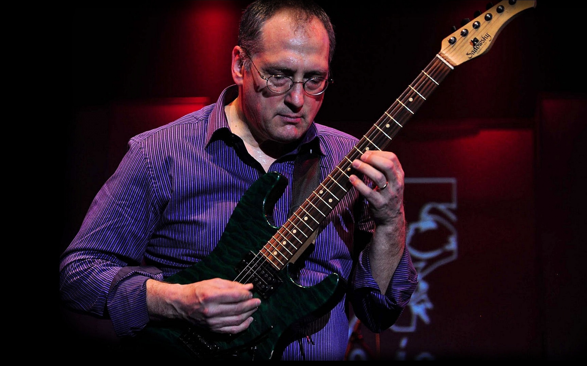 Картинки Chuck loeb, гитара, игра, очки, рубашка фото и обои на рабочий стол