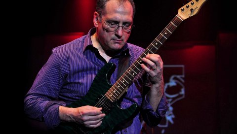 Chuck loeb, гитара, игра, очки, рубашка