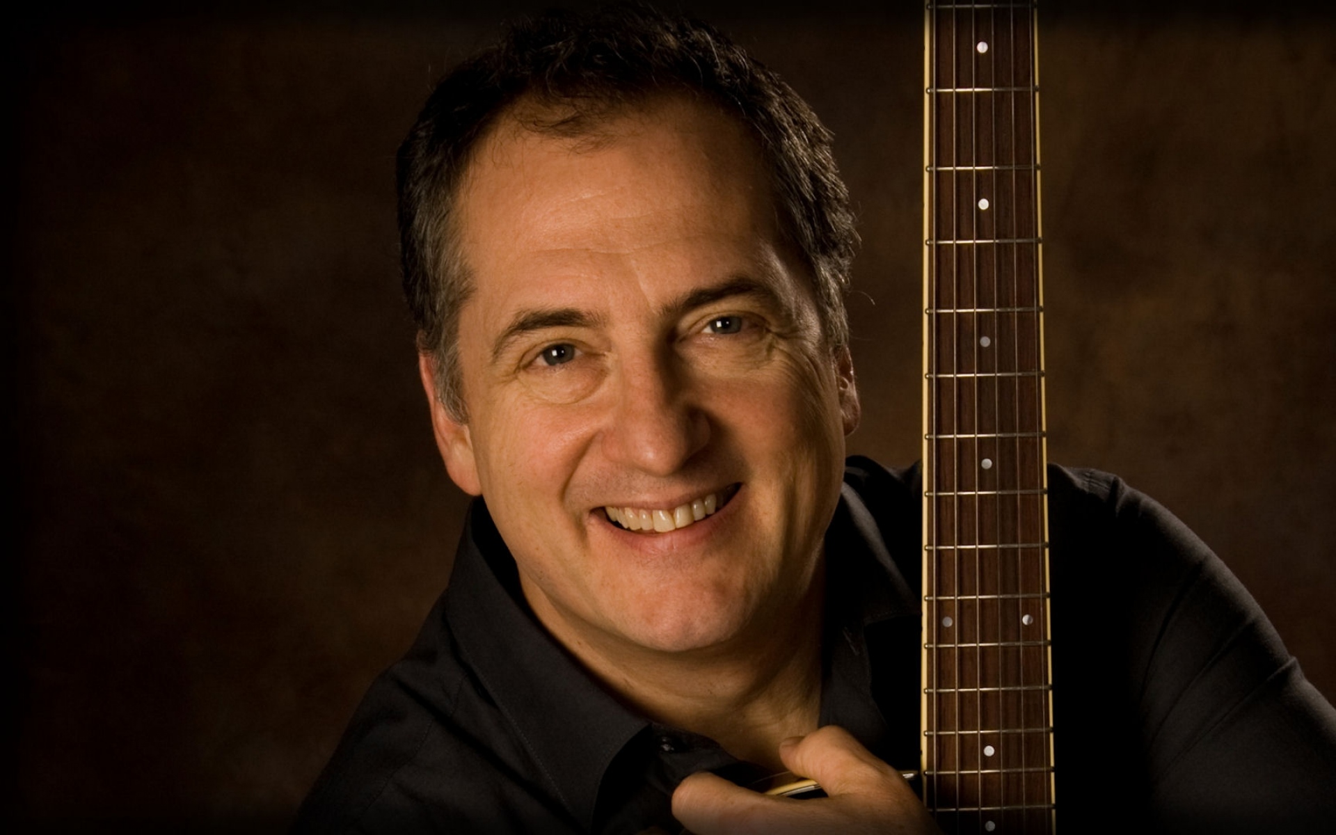 Картинки Chuck loeb, улыбка, лицо, гитара, srtings фото и обои на рабочий стол