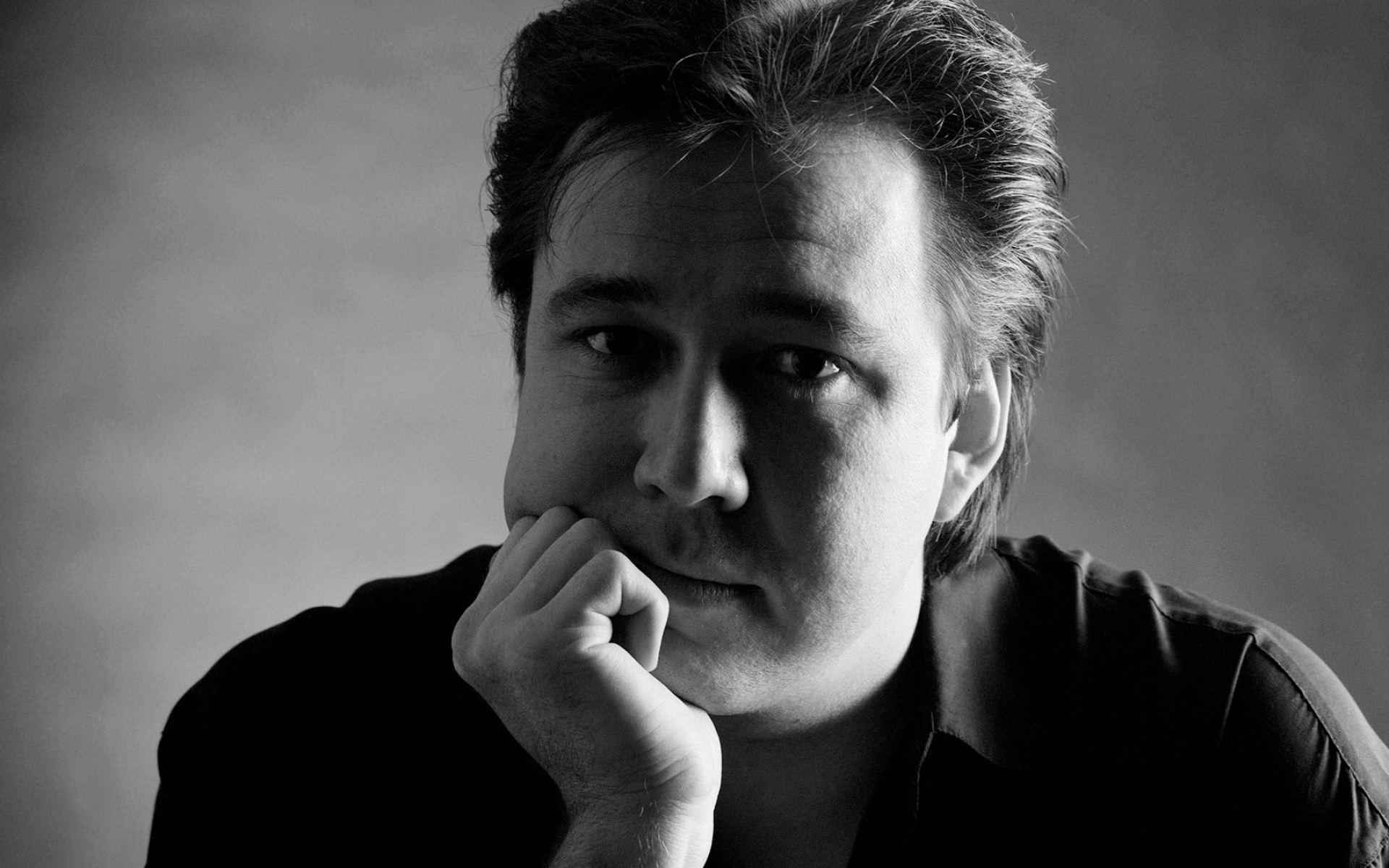 Картинки Bill hicks, дневной свет, лицо, рубашка, кулак фото и обои на рабочий стол