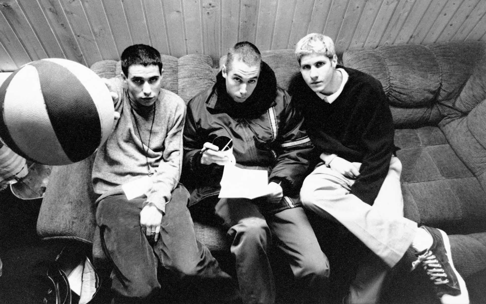 Картинки Beastie boys, ball, sofa, youth, look фото и обои на рабочий стол