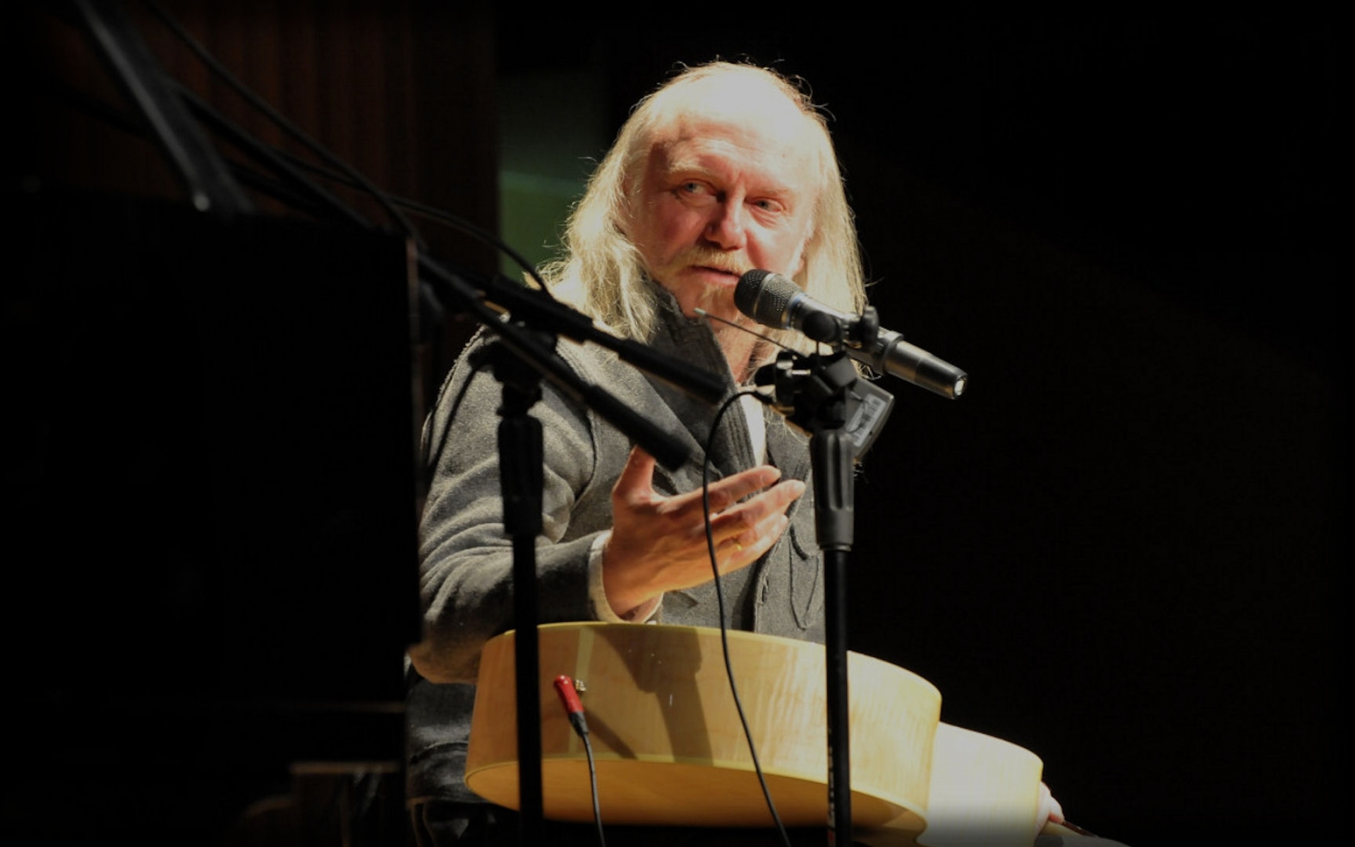 Картинки Andrzej sikorowski, шоу, микрофон, свет, гитара фото и обои на рабочий стол