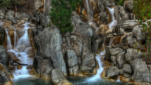 Камни, водопады, зелень, растительность
