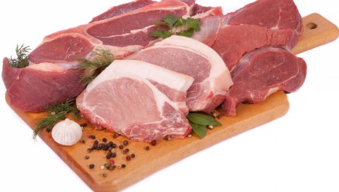 Мясо, свежие, бордовые, специи, чеснок, зелень, кусочки