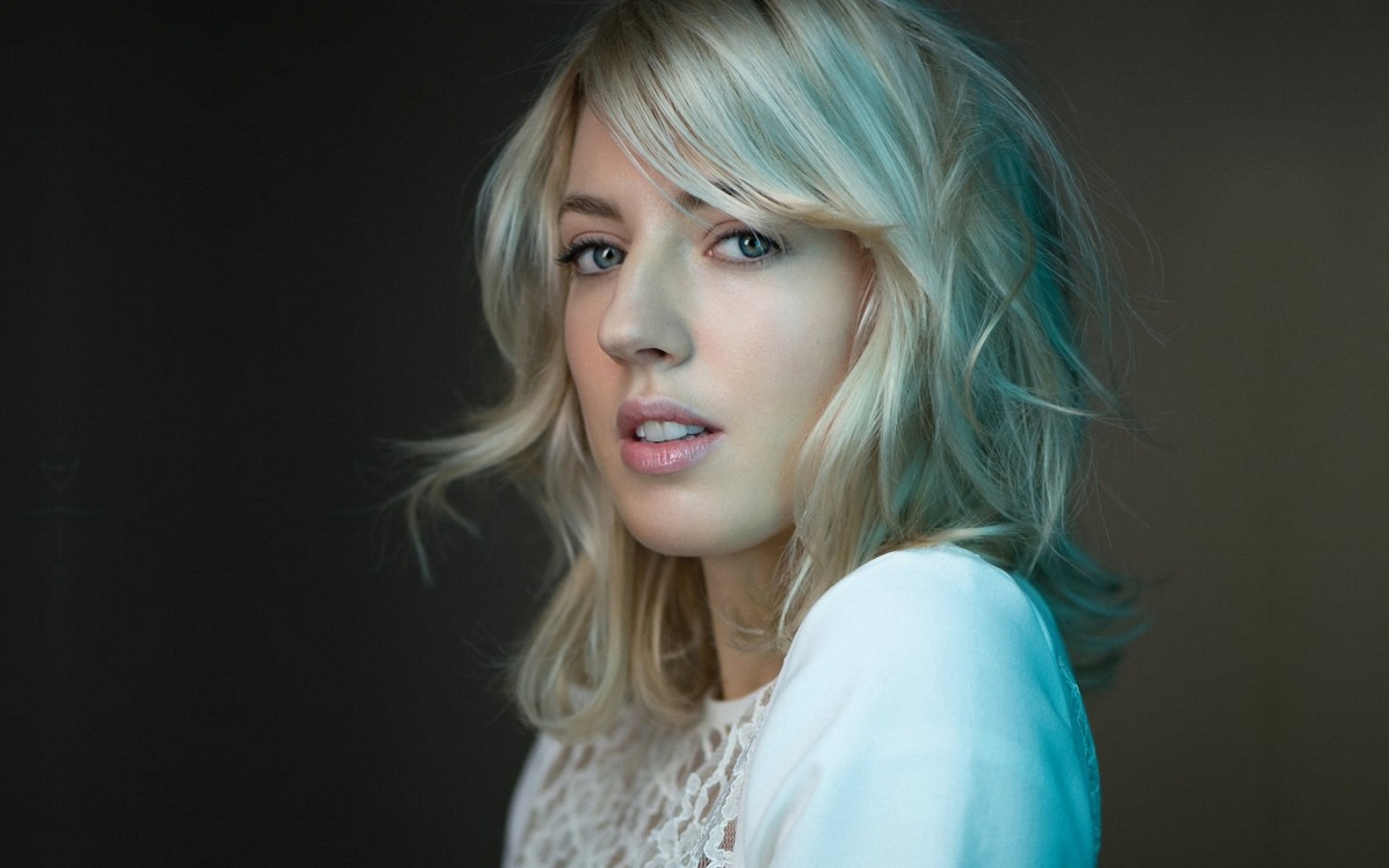 Картинки Veronica maggio, блондинка, лицо, макияж, плечо фото и обои на рабочий стол