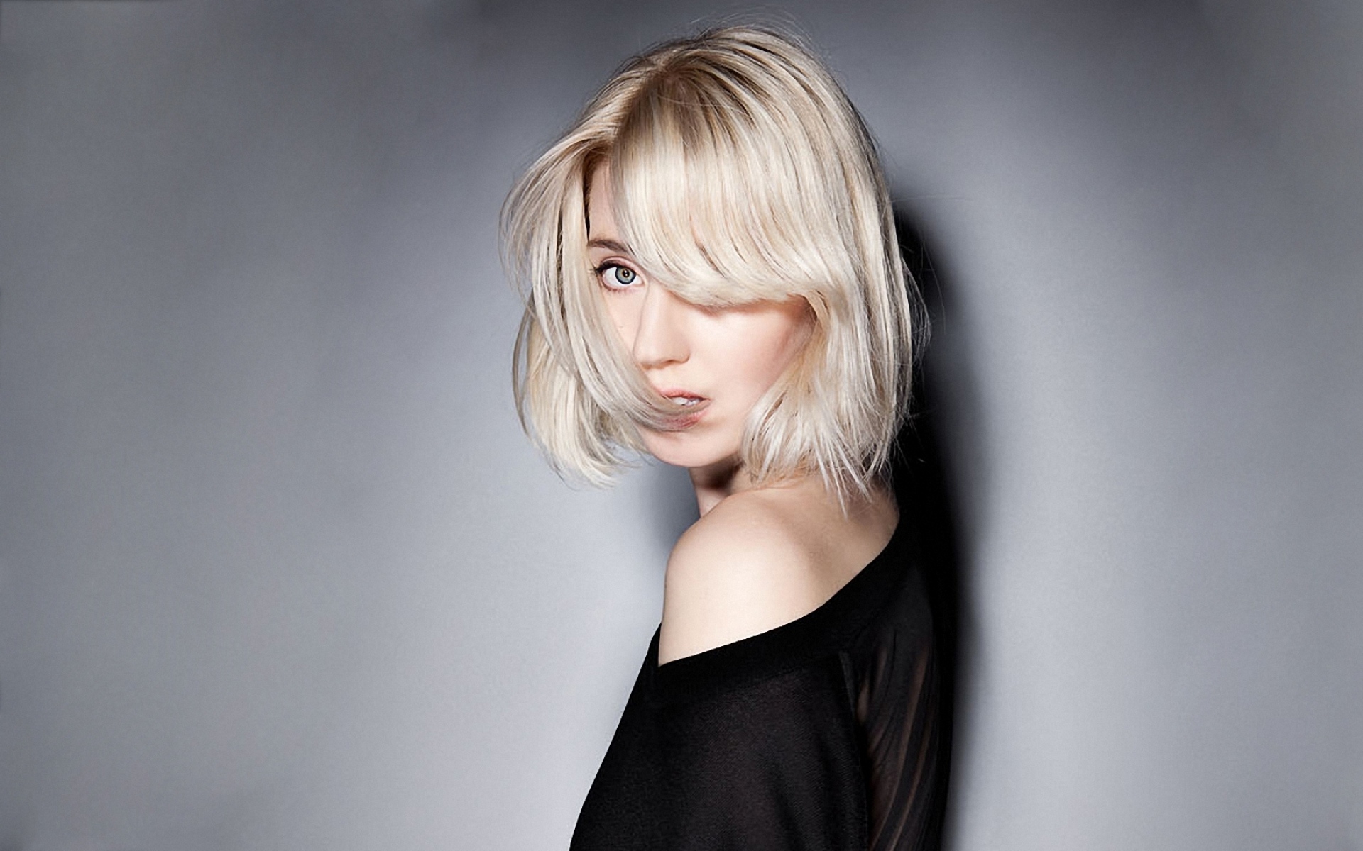 Картинки Veronica maggio, блондинка, платье, плечо, свет фото и обои на рабочий стол