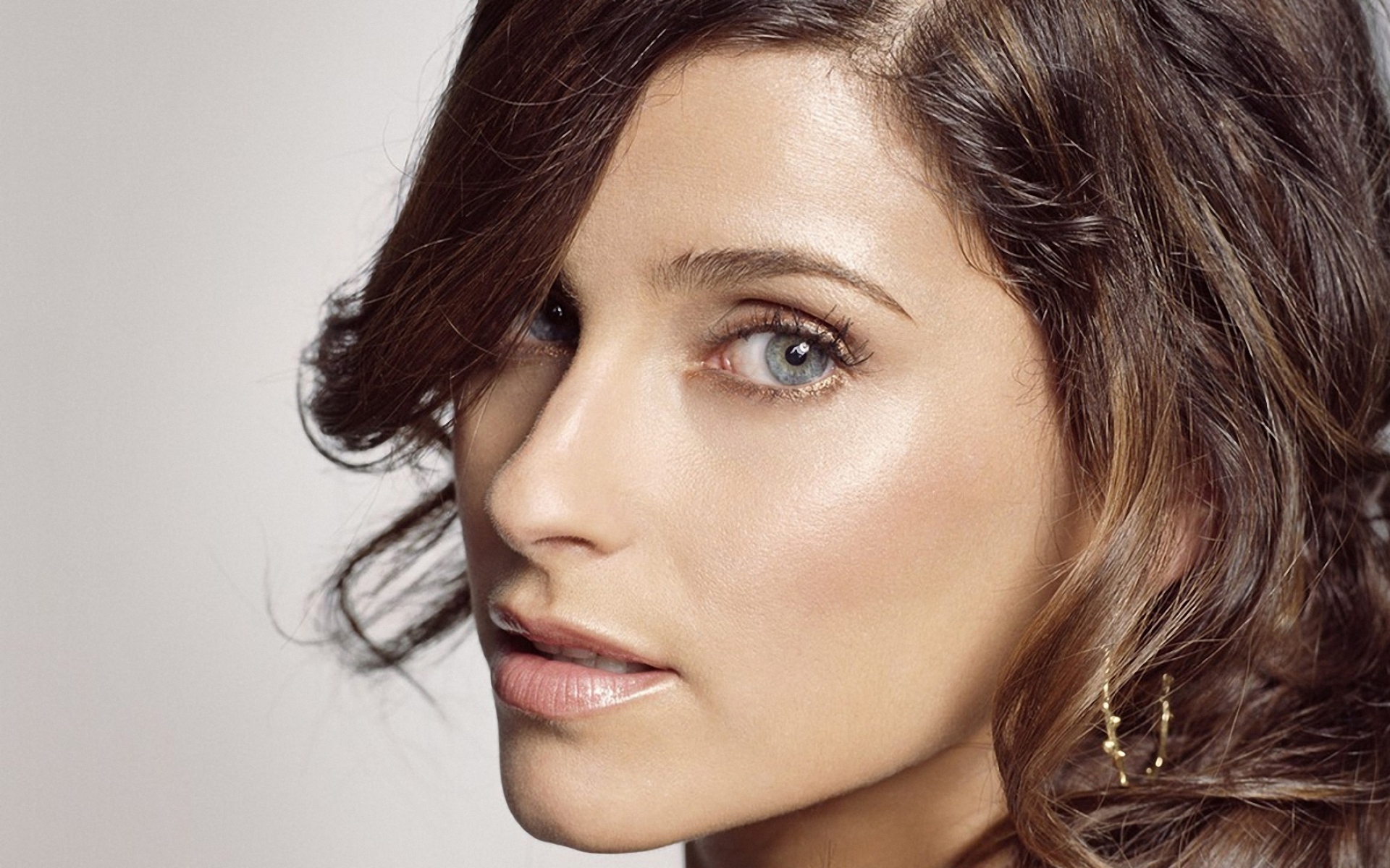 Картинки Nelly furtado, лицо, стрижка, глаза, свет фото и обои на рабочий стол