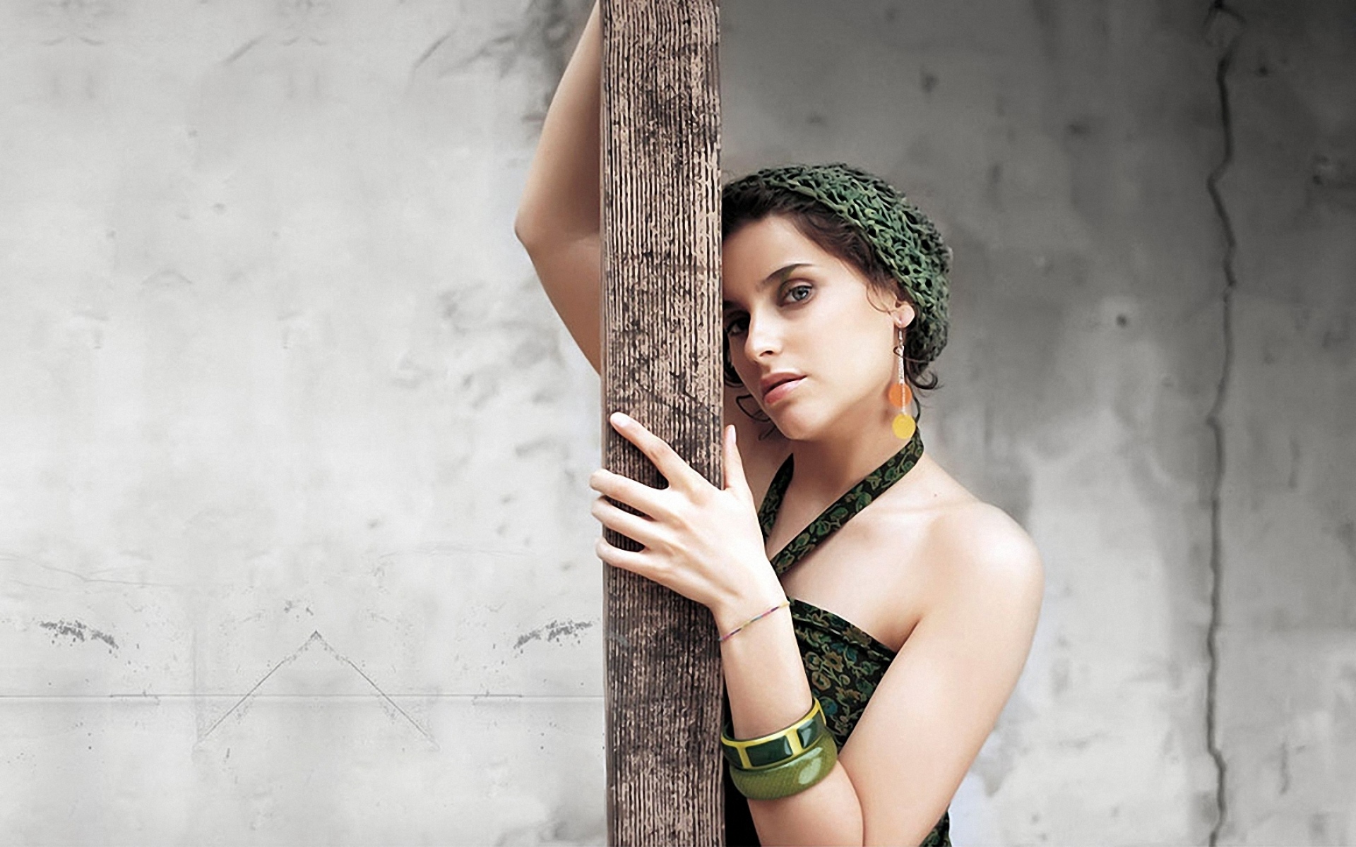 Картинки Nelly furtado, колонка, стена, руки, одежда фото и обои на рабочий стол