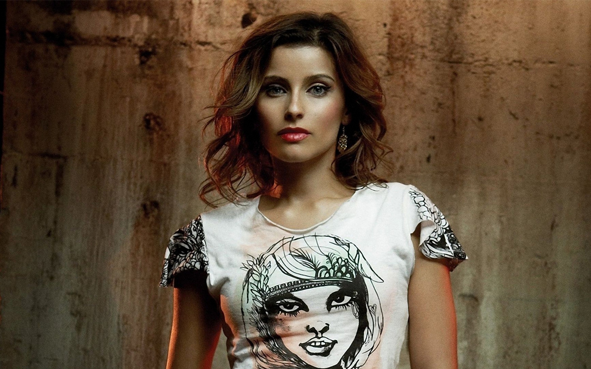 Картинки Nelly furtado, футболка, принт, стрижка, макияж фото и обои на рабочий стол