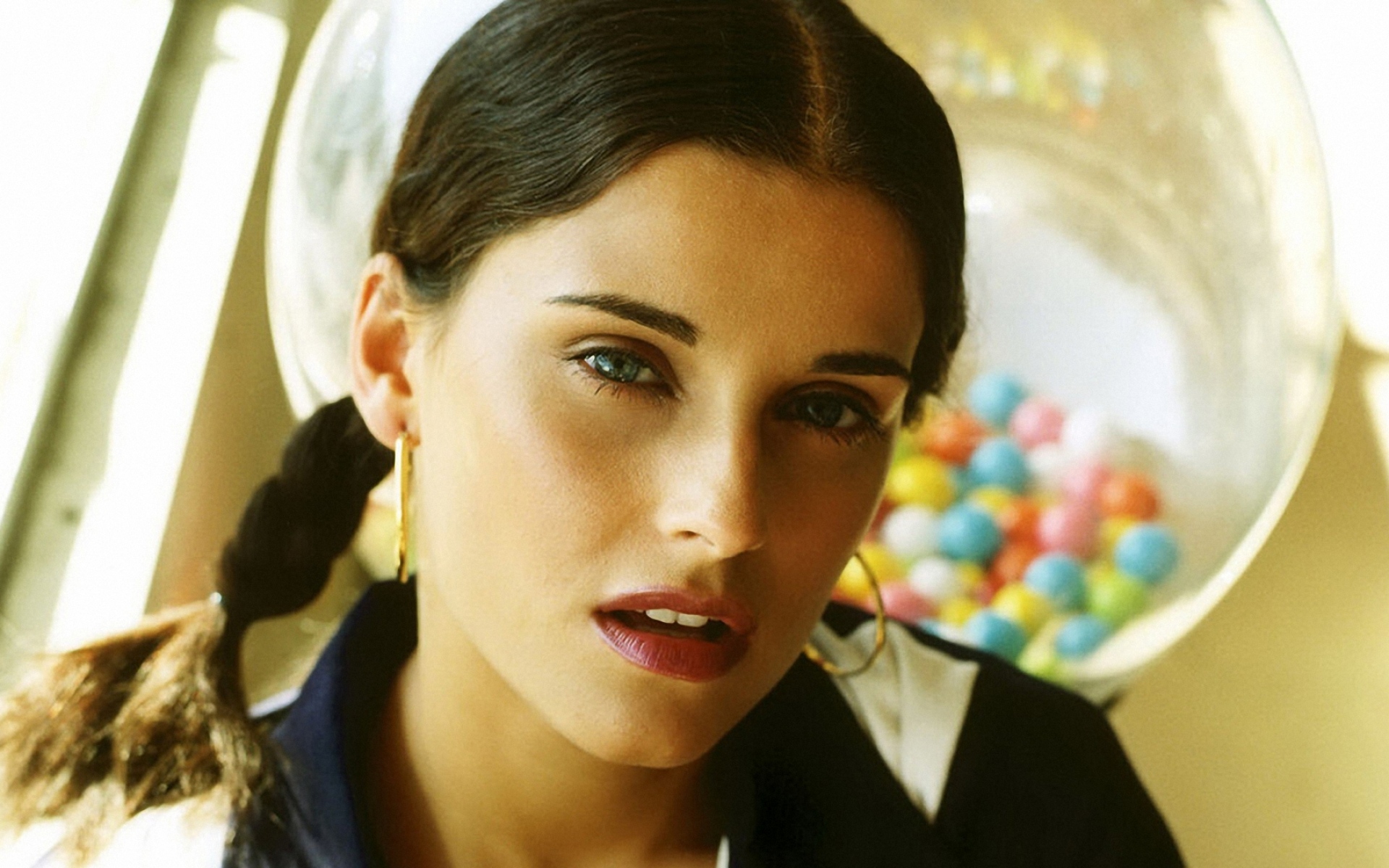 Картинки Nelly furtado, лицо, солнечный свет, помада, глаза фото и обои на рабочий стол