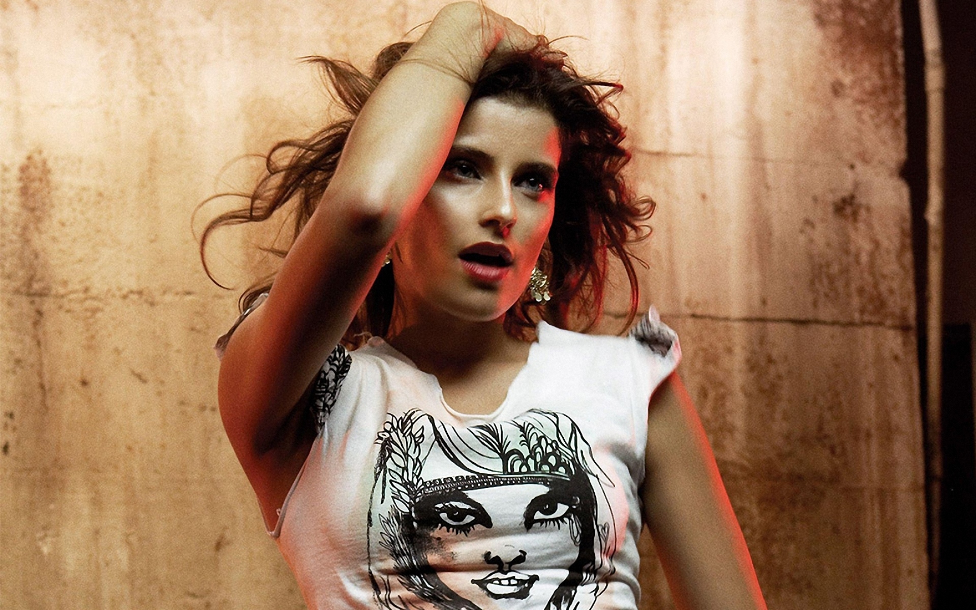 Картинки Nelly furtado, волосы, футболка, принт, локоть фото и обои на рабочий стол
