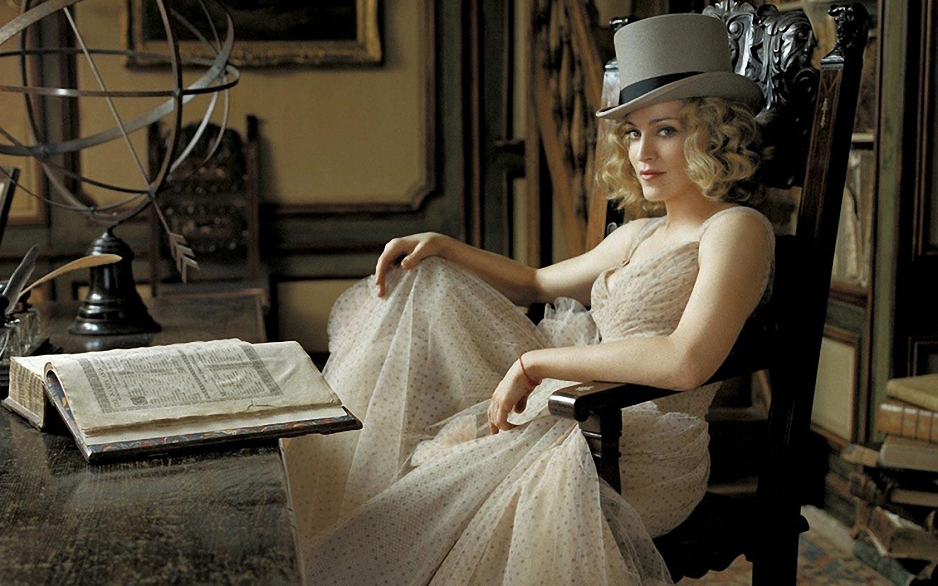 Картинки Мадонна, платье, шляпа, кресло, книга фото и обои на рабочий стол