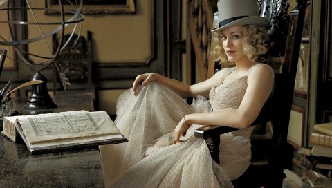 Мадонна, платье, шляпа, кресло, книга