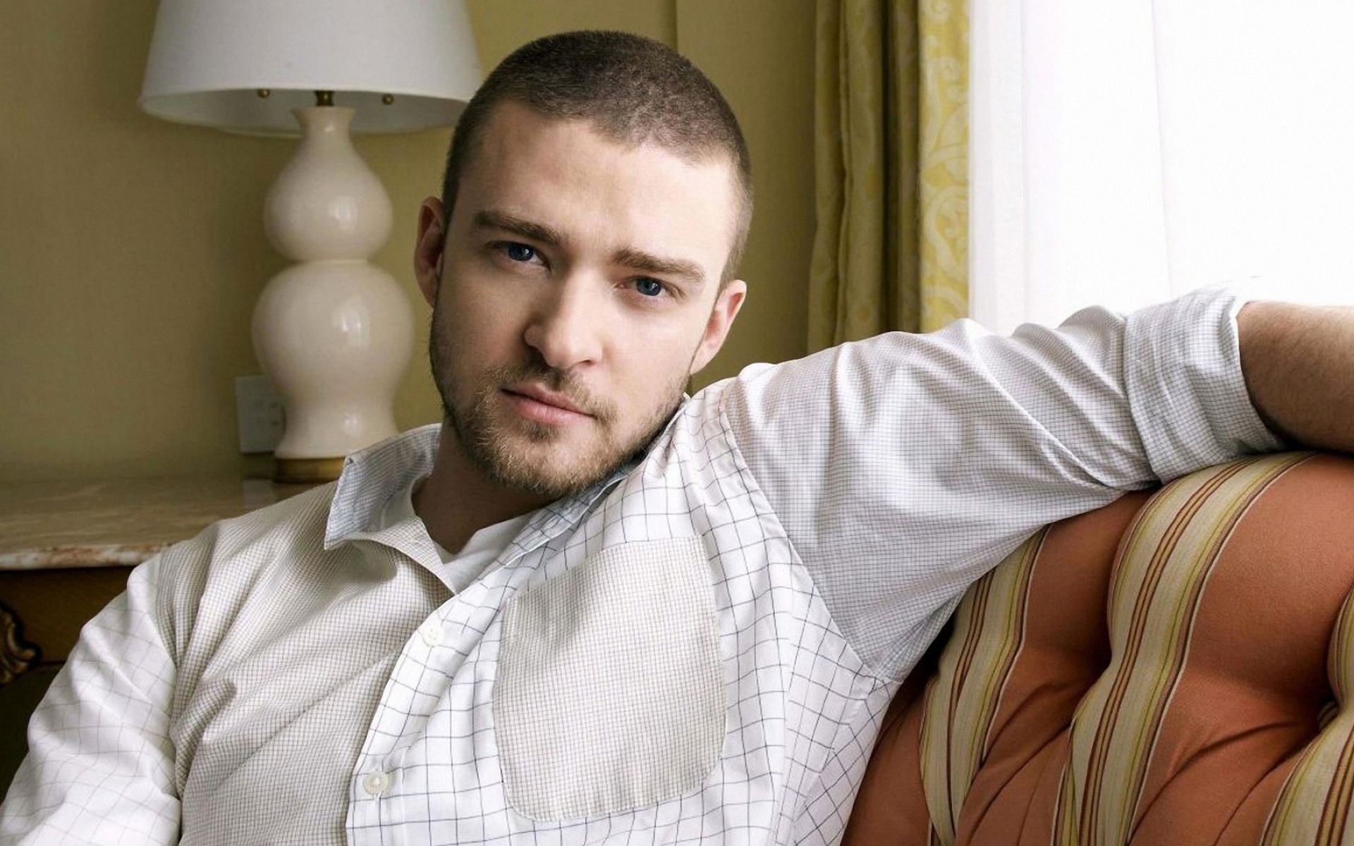 Картинки Justin timberlake, комната, вид, диван, лампа фото и обои на рабочий стол