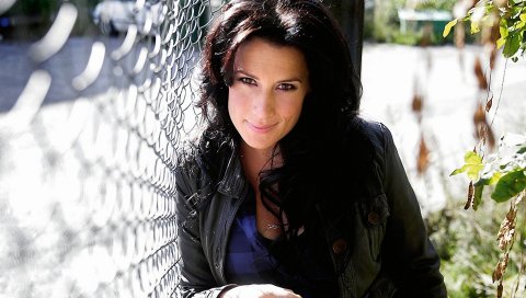 Jill johnson, улыбка, брюнетка, сетка, солнечный свет