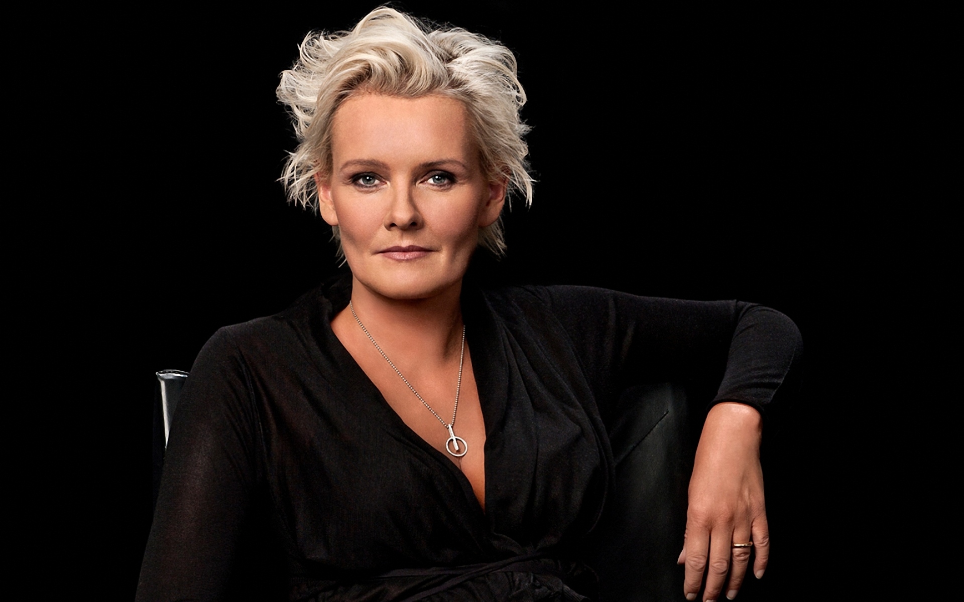 Картинки Eva dahlgren, блондинка, платье, цепочка, кольцо фото и обои на рабочий стол