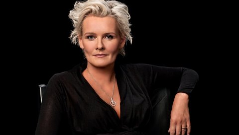 Eva dahlgren, блондинка, платье, цепочка, кольцо