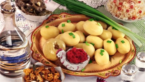 Картофель, русская кухня, графин, водка, зеленый лук, грибы, капуста, стол
