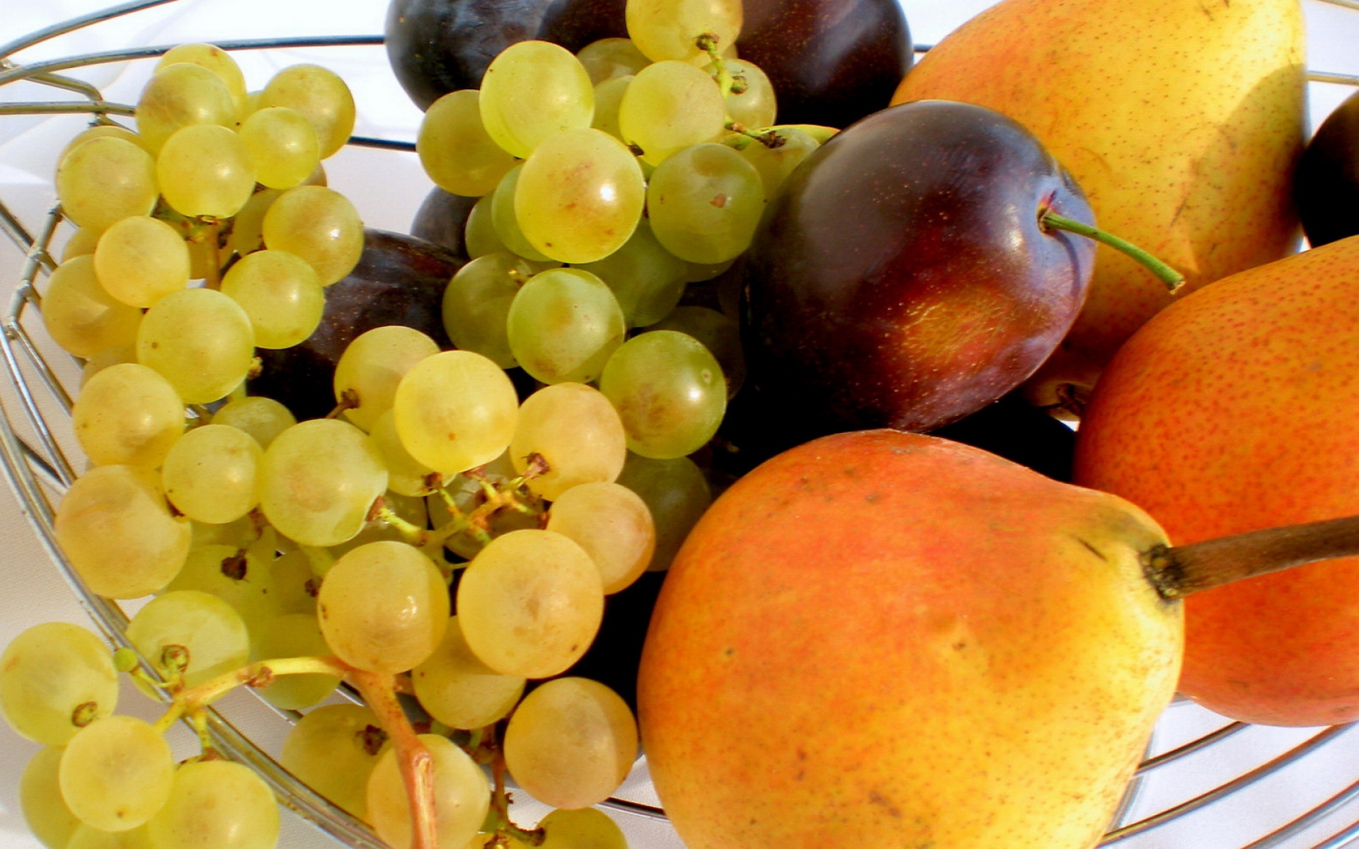 Grape pear. Груша и виноград. Виноград и яблоки. Фрукты виноград.