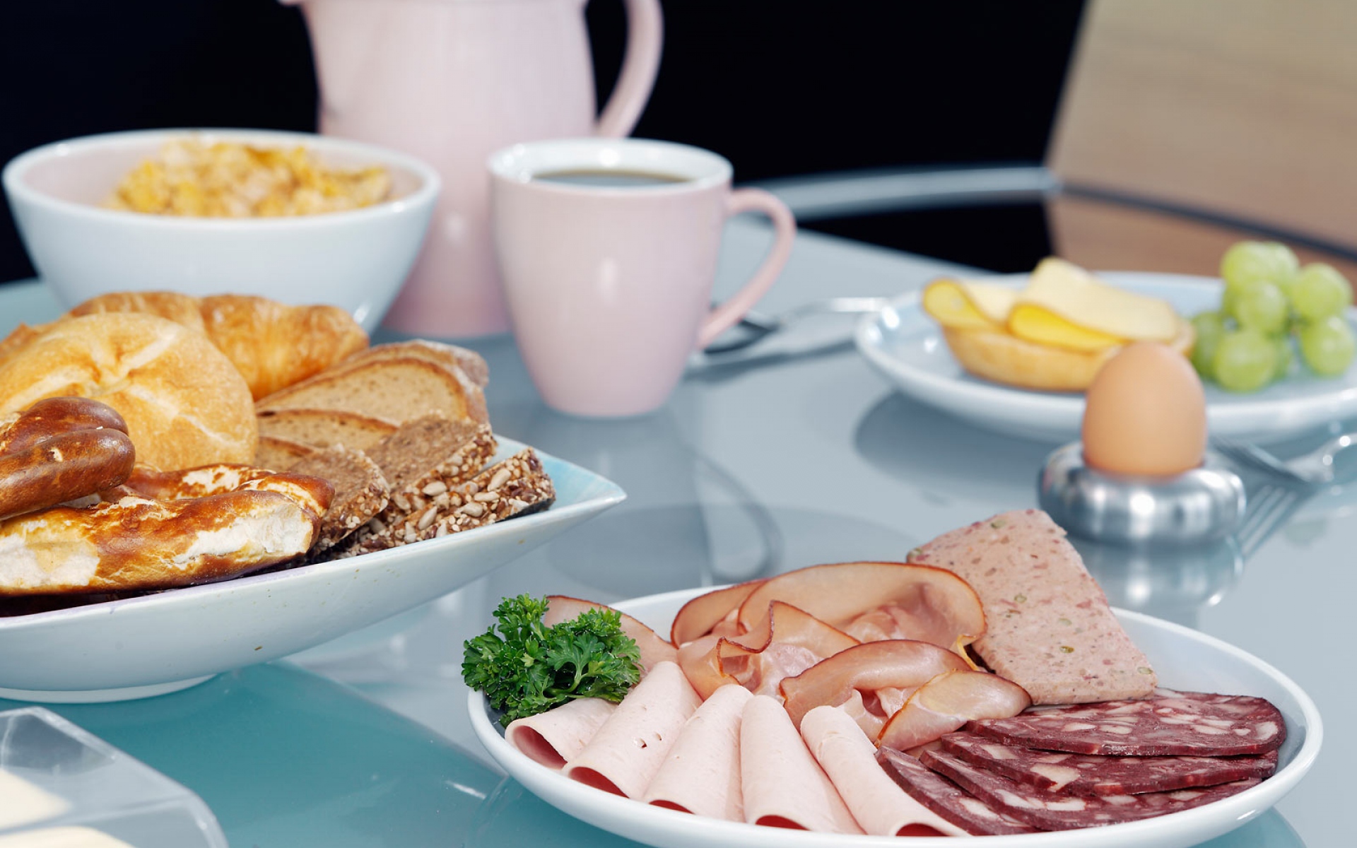 Картинки Завтрак, стол, закуска, мясо, бекон, сыр, вырезка, хлеб, яйцо, кофе фото и обои на рабочий стол
