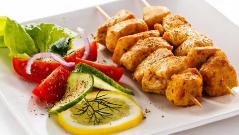 Шашлык, тарелка, лимон, огурец, помидор, специи, мясо