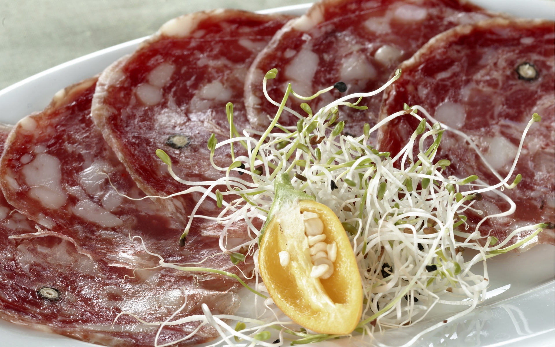 Картинки Колбаса, мясо, закуски, ростки, резка фото и обои на рабочий стол