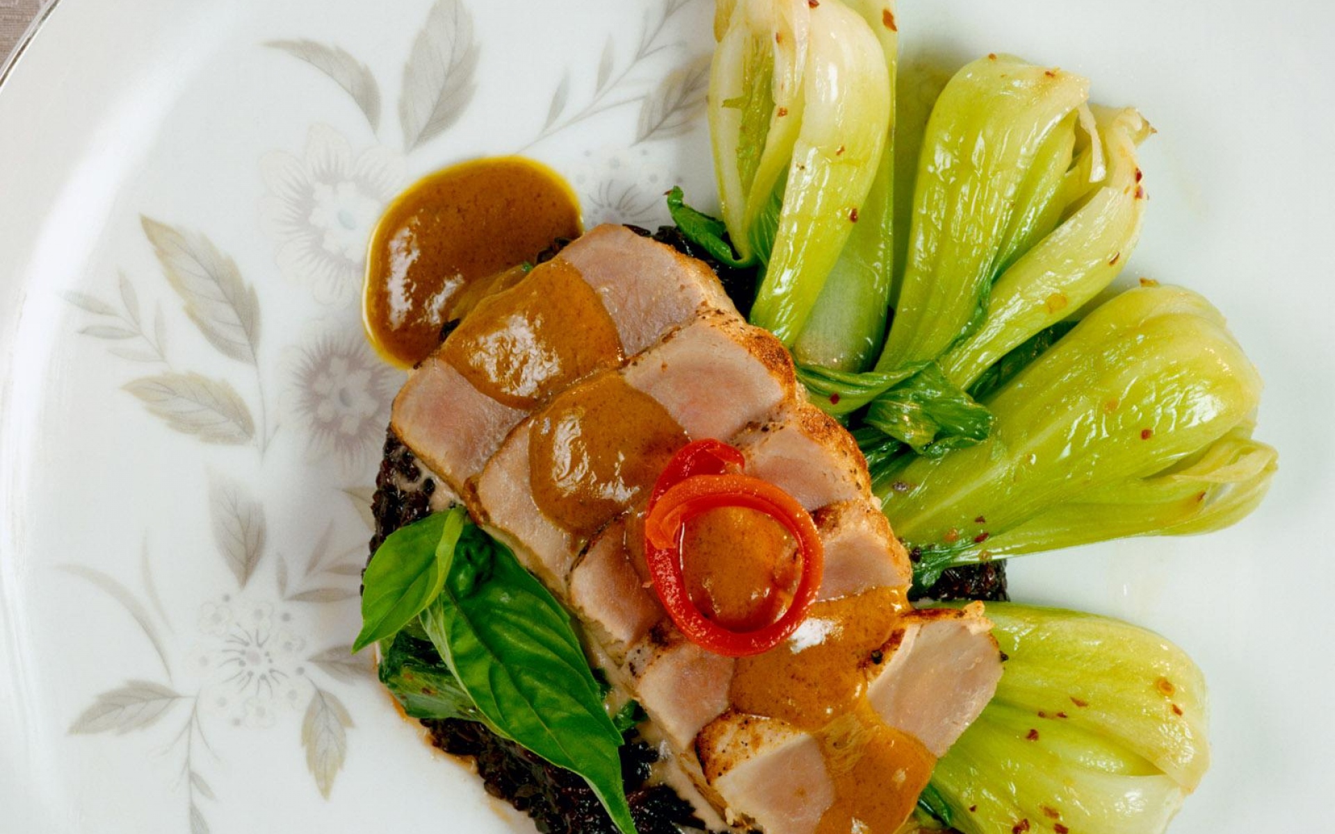 Картинки Мясо, куски, горячий, соус, зелень фото и обои на рабочий стол