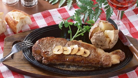 Кол, мясо, кусок, вино, картофель, зелень, хлеб, вилка