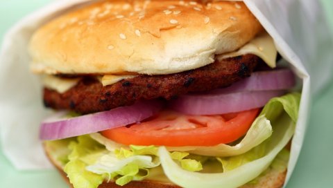 Гамбургер, фаст-фуд, упаковка, рулет, мясо, лук, помидор, салат