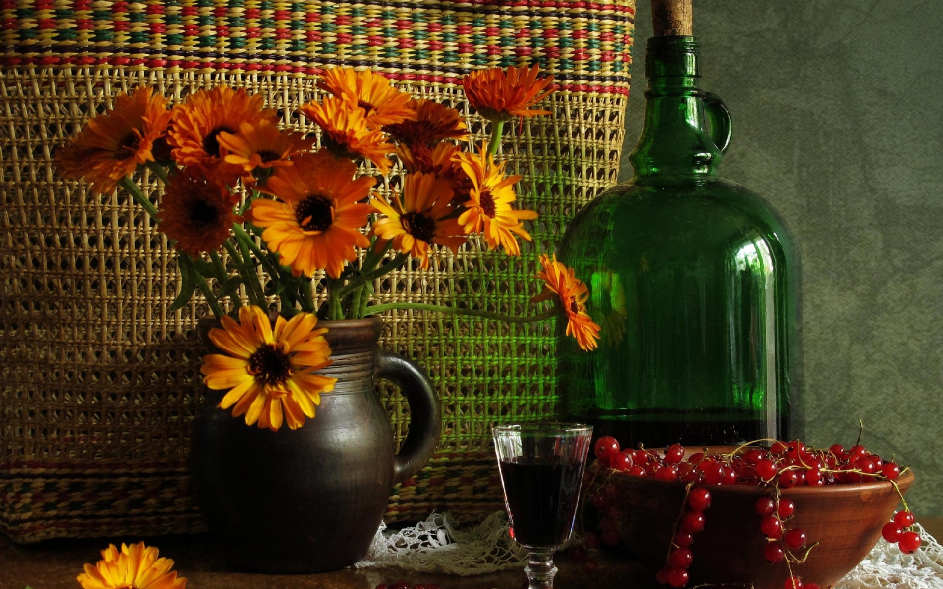 Картинки Настойка, вино, напиток, бокал, бутылка, ягода, красная смородина, цветы фото и обои на рабочий стол