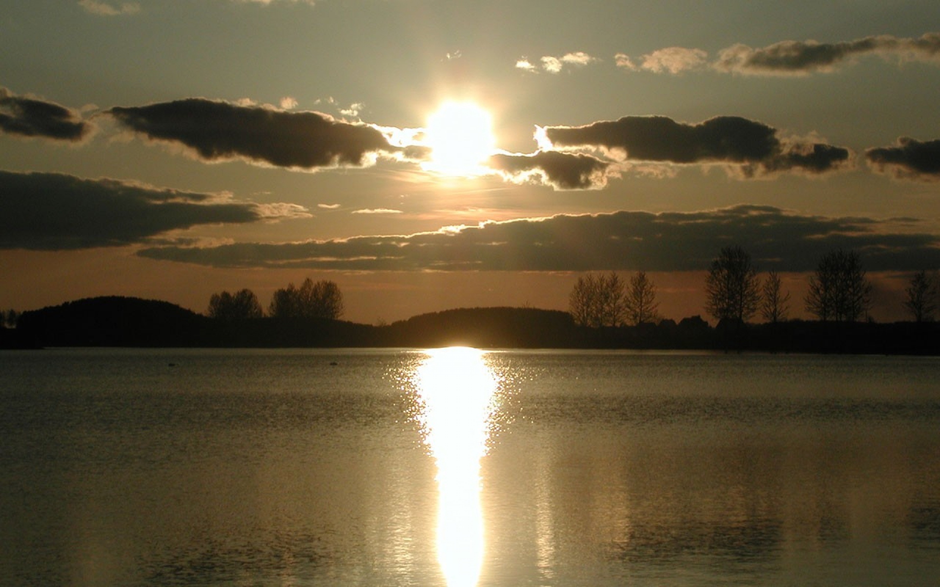 Вода озеро свет. Отражение солнца в воде. Отражение солнца в озере. Отражение солнца в реке. Солнце отражается в озере.
