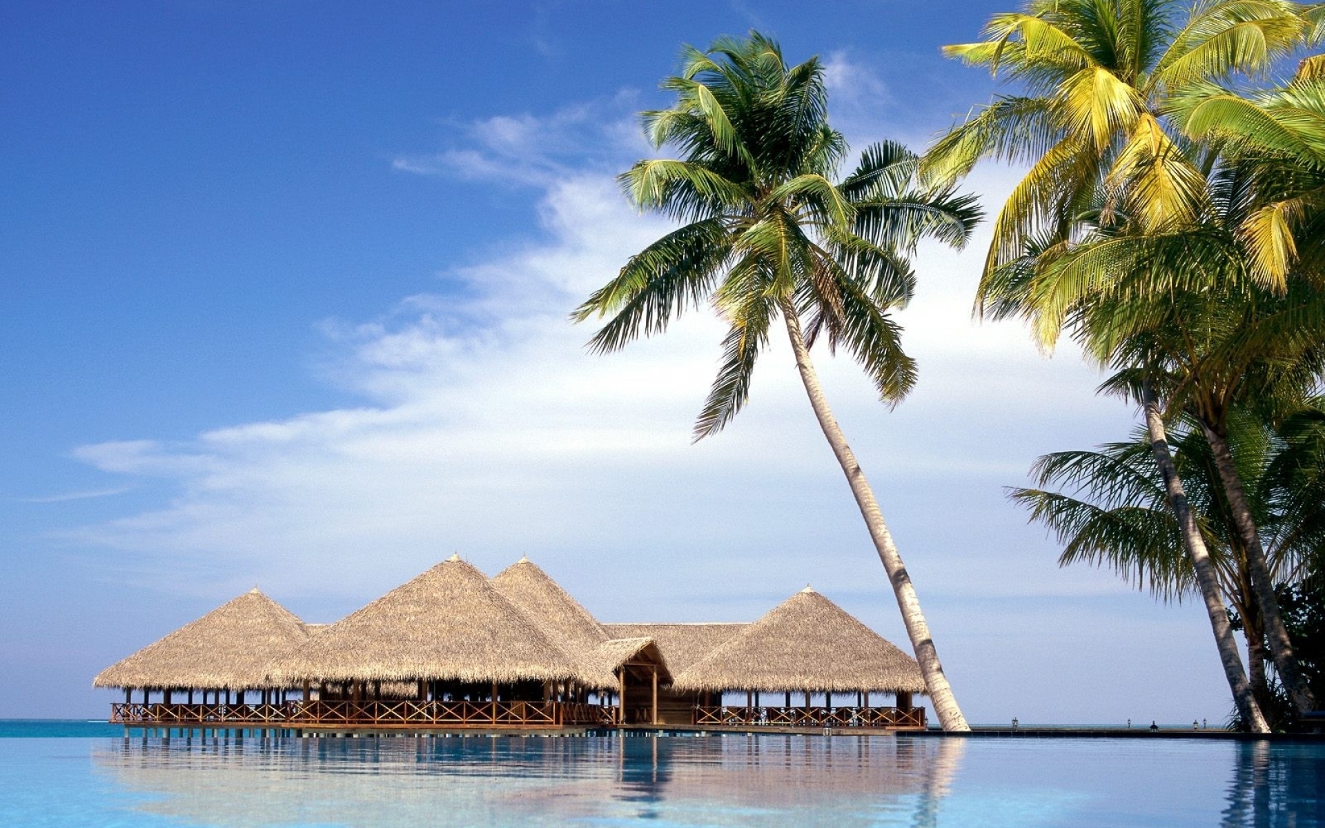 Картинки Мальдивы, курорт, пальмы, беседки, вода, небо фото и обои на рабочий стол