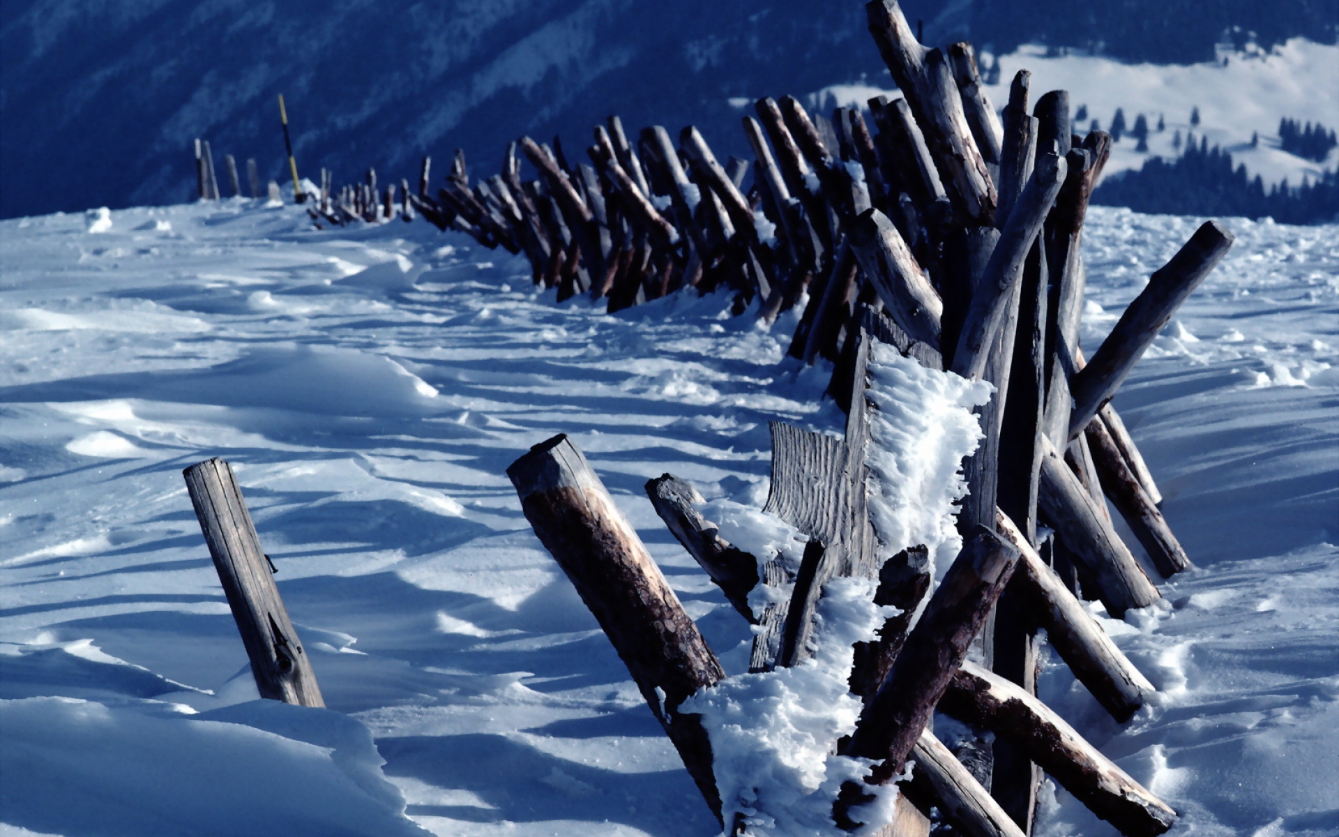 Картинки Забор, бревна, горы, снег фото и обои на рабочий стол