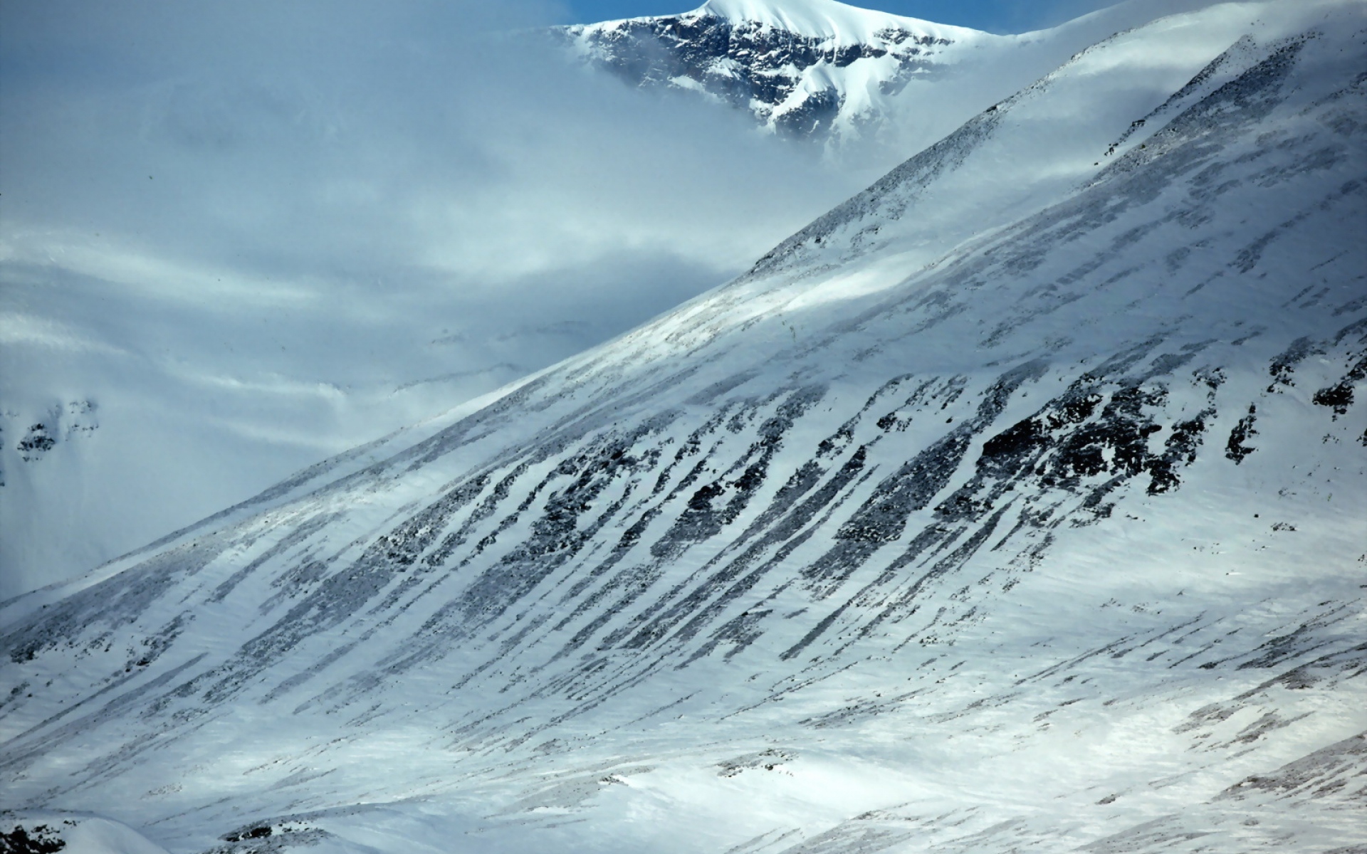 Картинки Горы, склоны, снег, камни, туман фото и обои на рабочий стол