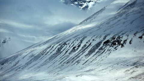 Горы, склоны, снег, камни, туман