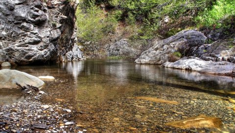 Камни, камни, вода, прозрачные