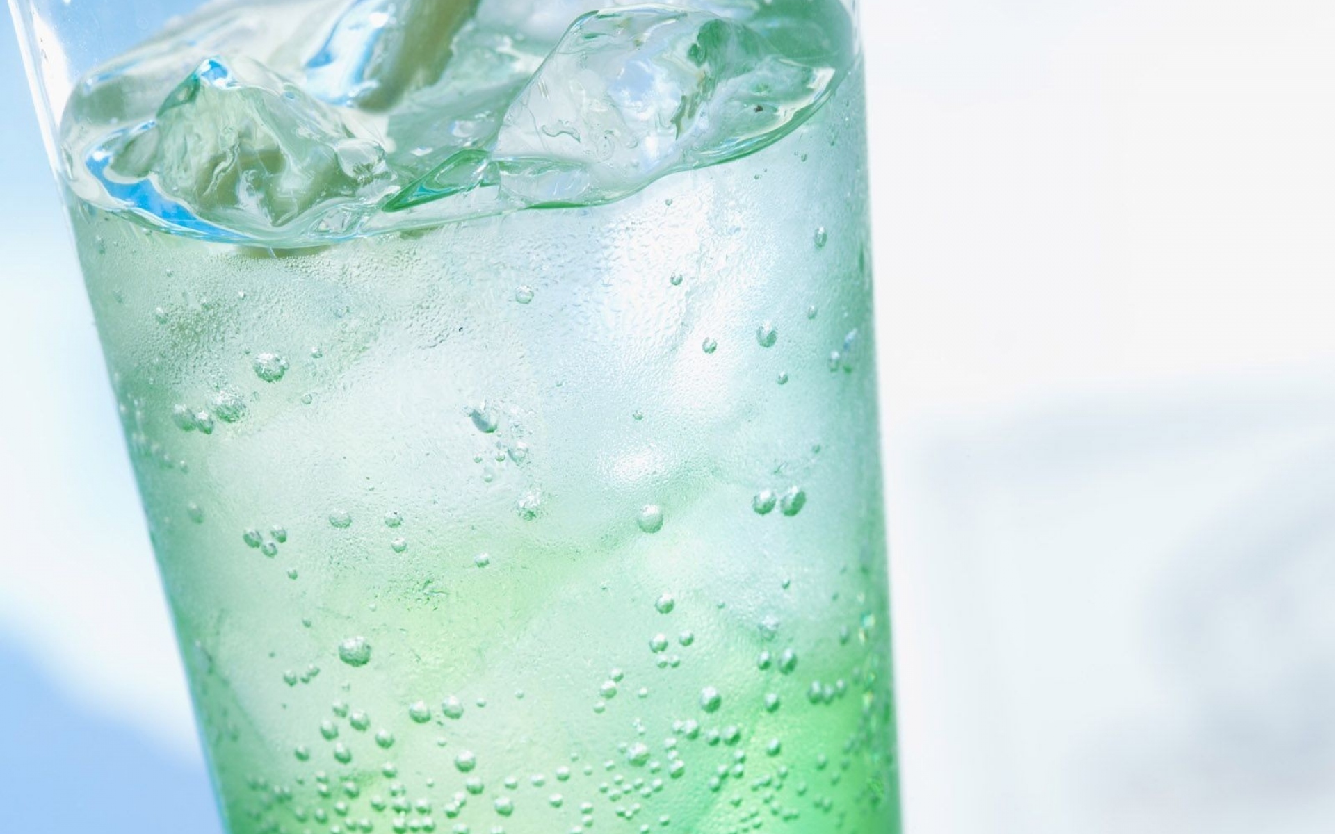 Зеленые холодной водой. Прохладительные напитки. Газированные напитки в стакане. Лимонад со льдом. Прохладительные напитки газированные.